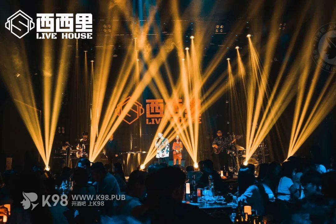 导游以生动故事串联起长城的修建历程及其战略价值