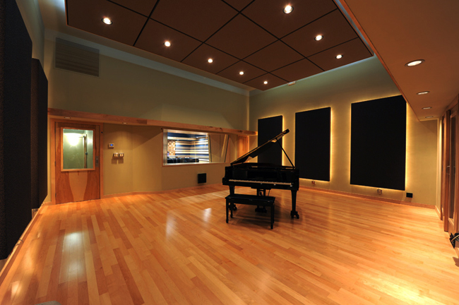 周劲宏的手指在电脑键盘和打击垫上灵动跳跃