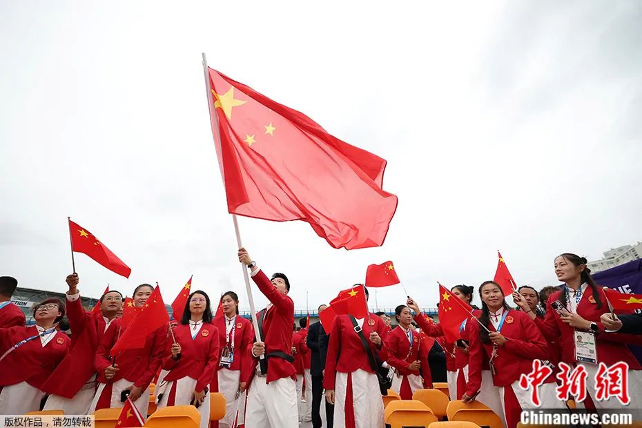 塞纳河畔巴黎奥运开幕式震撼开启，中国体育代