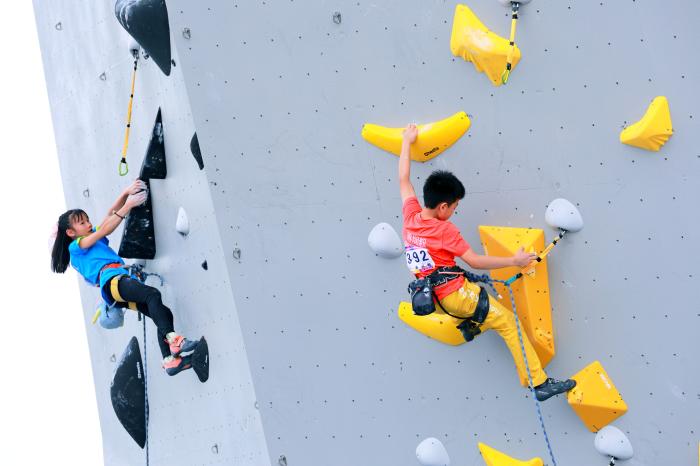 中国选手包揽亚少赛41枚奖牌 眉山攀岩中心创世