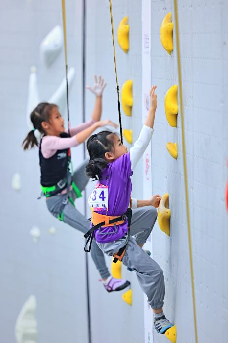 中国选手包揽亚少赛41枚奖牌 眉山攀岩中心创世