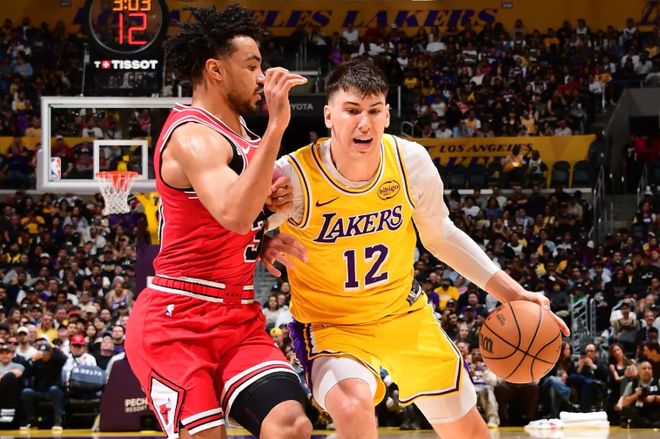 湖人4连胜登西部第三 拉拉维亚低迷引质疑