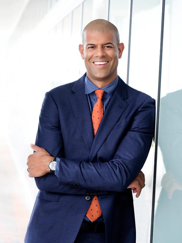 从蝙蝠侠到人生赢家：巴蒂尔的篮球传奇与财富